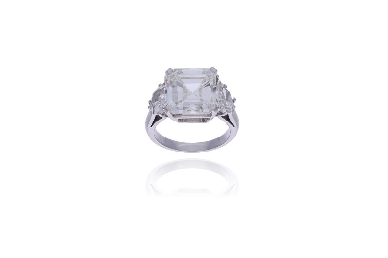Lotto 27, anello in oro bianco 750 con diamante taglio a gradini di forma quadrata ad angoli tronchi di circa 7,8 carati e due diamanti laterali taglio a gradini di forma eptagonale per circa 1,3 carati totali, base d’asta 30.000 euro. Affide