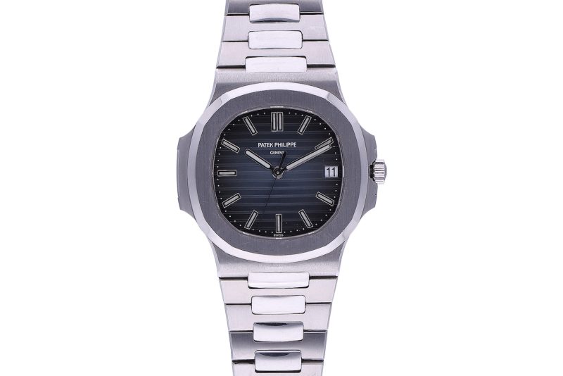 Lotto 75, Patek Philippe Nautilus in acciaio, con movimento automatico a vista calibro 324, bracciale e fibbia bideployante Patek Philippe in acciaio, proposto con una base d’asta di 40.000 euro. Affide