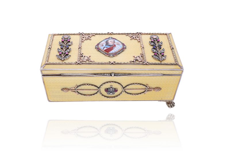 Lotto 118, scatola con smalti Frederik Hollming, Fabergé, San Pietroburgo, 1910 circa, in argento 875 con inserti in oro 583, diamanti, rubini e pietre, con coperchio decorato dal ritratto di Pietro il Grande dipinto, a partire da 14.000 euro. Affide