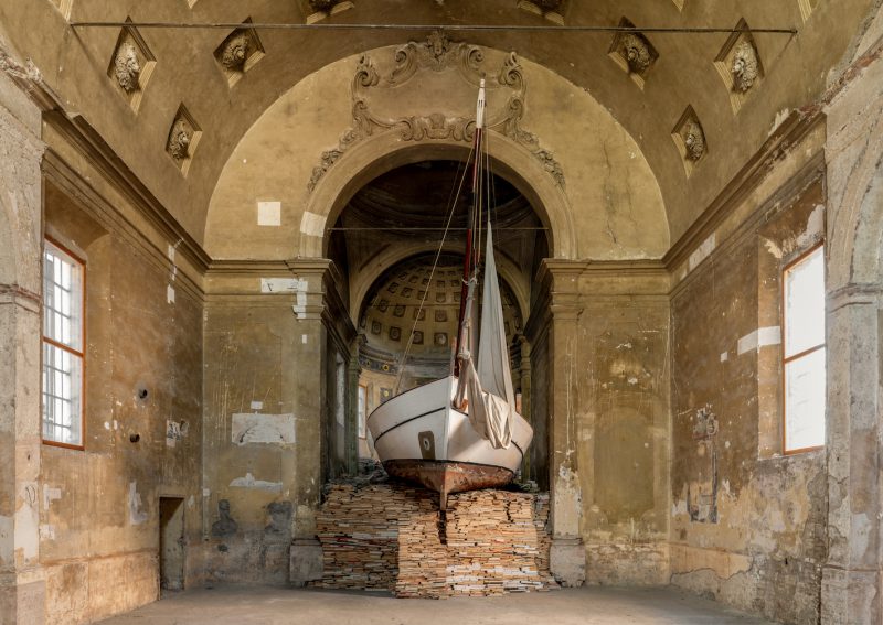 "Naufragio con spettatore", installazione di Claudio Parmiggiani presso la ex Chiesa di San Marcellino al collegio dei Nobili, Parma. Foto Paolo Abate. Wannenes Properties