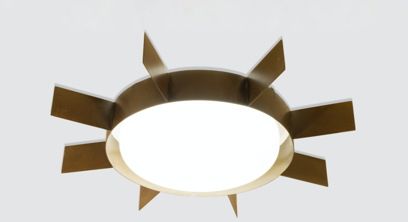 Lotto 88, Gio Ponti, lampada da parete o soffitto modello “Sole” in ottone, metallo verniciato e perspex, produzione Arredoluce. Stima 4.000-6.000 euro. Colasanti Casa d'Aste