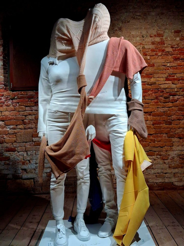 Erwin Wurm, Dreamers. Museo Fortuny, Venezia, foto Daniela Izzi