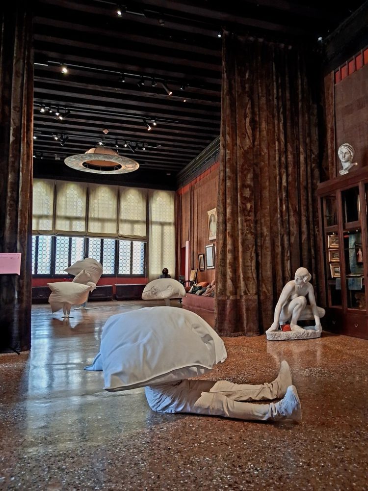 Erwin Wurm, Dreamers. Museo Fortuny, Venezia, foto Daniela Izzi