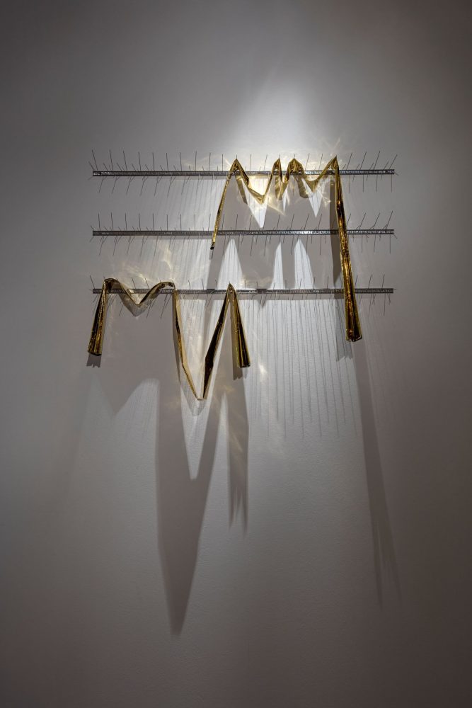 Bruna Esposito, Statistica, 2014. Rescue blankets, bird spikes, 32 ¼ x 39 ½ x 4 in. (82 x 100 x 10 cm), courtesy Wizard Gallery, Milano, foto courtesy Fondazione Lercaro Bologn, foto credit © Antonio Maniscalco – Milan, Paris