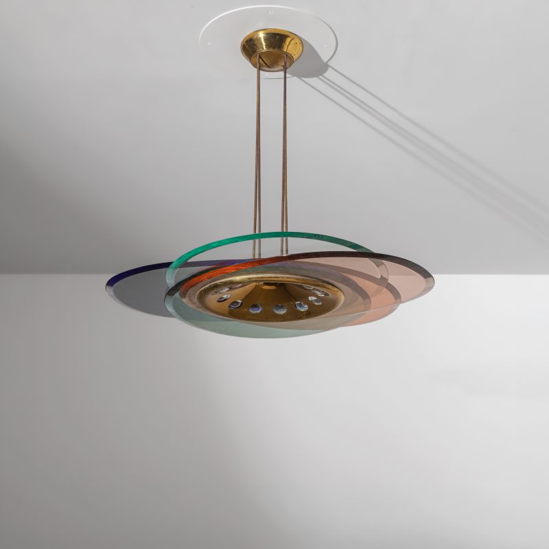 Lotto 128MAX INGRAND Lampada a sospensione. Ottone nichelato, alluminio, cristallo colorato e molato. Produzione Fontana Arte anni '1955 ca. Cm 70x80x80 Aggiudicazione: € 21.400 Wannenes