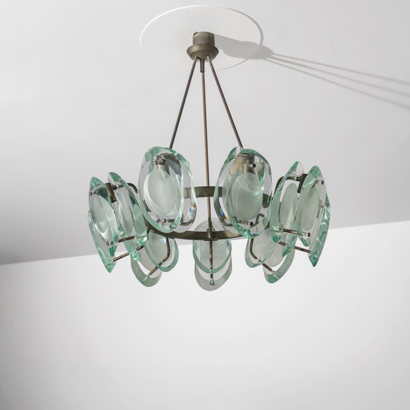 Lotto 138MAX INGRAND Lampada a sospensione mod. 2088. Ottone nichelato, vetro molato e parzialmente sabbiato. Produzione Fontana Arte anni '60. Cm 70x65x65. Stima: € 9.000 - 14.000 Wannenes