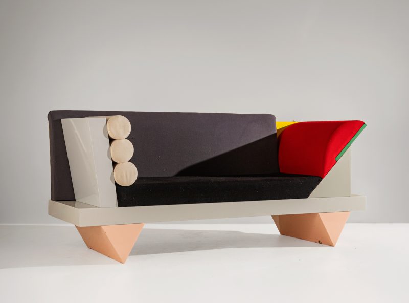 Lotto 182 PETER SHIRE Divano mod. Big Sur. Legno laccato, tessuto imbottito. Produzione Memphis, Italia, 1985. Cm 90x211x73 Stima: € 2.400 - 2.600 Wannenes