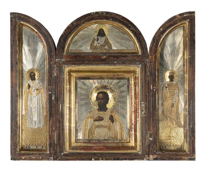 Lotto 228 Icona russa a trittico raffigurante San Giovanni guerriero e i Santi Nicola e Alessandro Nevsky con riza in argento parzialmente dorato in custodia lignea, mosca, 1866, orafo D. Udalitsov Olio su metallo; restauri e mancanze. Cm 84x64 (aperto). Aggiudicazione: € 60.150 Wannenes