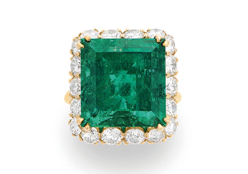Lotto 251 IMPORTANTE ANELLO IN ORO, SMERALDO E DIAMANTI Smeraldo a taglio rettangolare, dimensioni 14,65 x 14,00 x 8,70 mm, con certificato SSEF che attesta l'origine colombiana con trattamento “minerario” e diamanti a taglio brillante. Peso circa 8,3 g, misura 54. Aggiudicazione: € 177.800 Wannenes