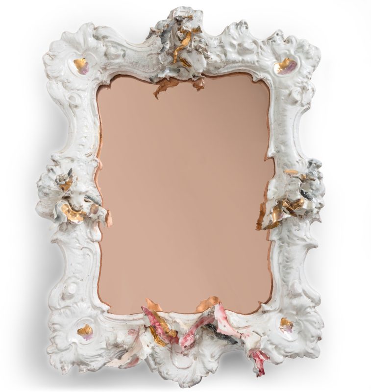 Lucio Fontana, Senza titolo (Cornice). terracotta smaltata dipinta e terzo fuoco (bianco, grigio, rosa e oro). Largh. 50 - Alt. 80 Cm. Aggiudicato a 436.100 euro (stima: € 80.000,00 / 120.000,00). Cambi Casa d'Aste