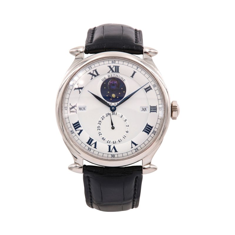 Lotto 668DE BETHUNE REF. DB15WT N. 009 IN ORO BIANCO Riferimento n. DB15WT Numero di serie 009 111-2004. Anno: 2004. Materiale: oro bianco 18 carati Peso: 118 g. Dimensioni: 42 mm. Calibro: manuale. Vetro: zaffiro. Cinturino: pelle con fibbia in oro 18 carati. Accessori: estratto dagli archivi. Aggiudicazione: € 88.900 Wannenes