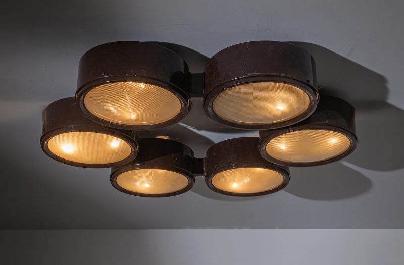 Lotto 85 B.B.P.R. Grande lampada a plafone variante del mod.2045/a. Alluminio verniciato e vetro stampato curvato. Produzione Arteluce, anni 60. Decalcomanoa del produttore. Cm 15x122x122 ca. Aggiudicazione: € 22.650 Wannenes
