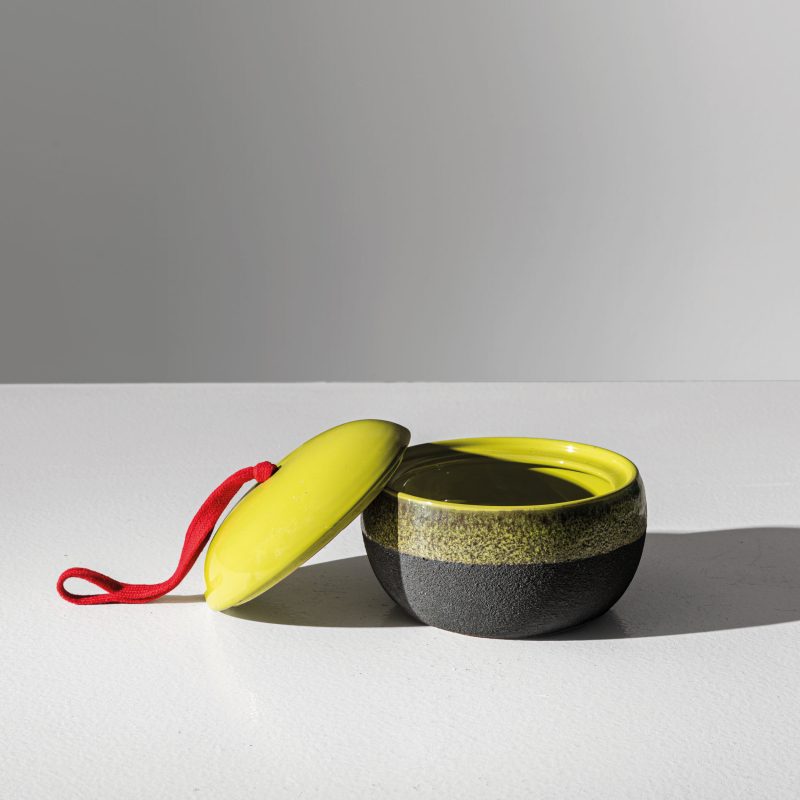 Lotto 9ETTORE SOTTSASS Scatola mod. 192. Ceramica decorata, laccio di stoffa. Produzione Il Sestante, 1959 ca. Firma Sottsass il Sestante 192 Italy sotto la base. Cm 12x15x15. Stima: € 1.800 – 2.200 Wannenes