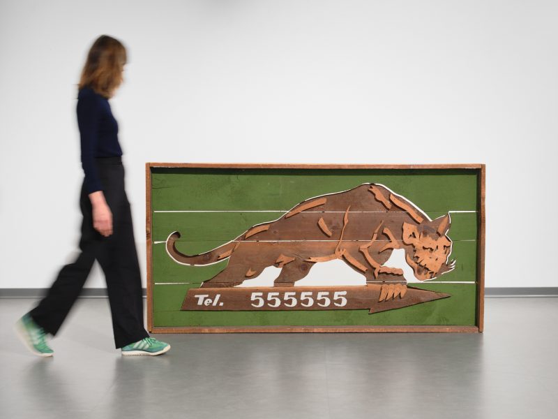 Mario Ceroli, La Pantera, 1964. Scultura in legno dipinto, cm 100 x 200 x 21,5. Autentica dell'artista su fotografia.PROVENIENZA Opere d'arte Moderna e Contemporanea, Finarte, Milano, 22 giugno 1993 Collezione Privata STIMA 50.000 - 60.000 €; AGGIUDICAZIONE 90.000 € - Studio d'Arte Martini