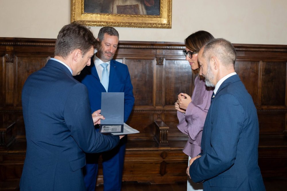 Gian Luca Amici, direttore delle Poste di San Marino presenta ai Reggenti Alice Mina e Vladimiro Sella e al Segretario alle Finanze, Marco Gatti, il minifoglio celebrativo di Aldo Volpini
