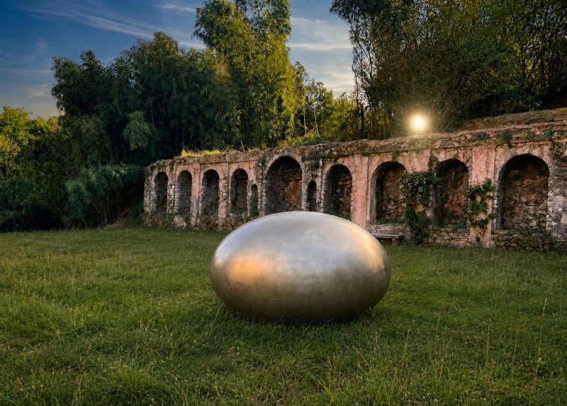Kan Yasuda tra gli antichi archi del borgo di Tassonarla