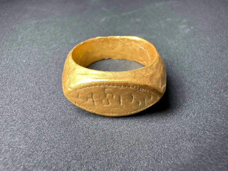 L'anello d'oro rinvenuto in Thailandia (foto Dipartimento delle Belle Arti della Thailandia)