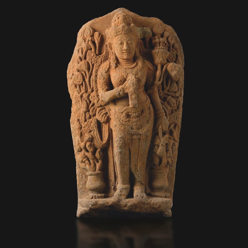 Lotto 222, Importante figura di Buddha in pietra vulcanica, Giava, X secolo. Stima 8.000-10.000 euro. Cambi Casa d'Aste