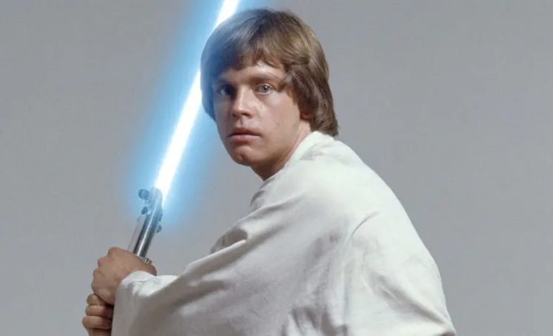 Mark Hamill nei panni di Luke Skywalker con la spada da record