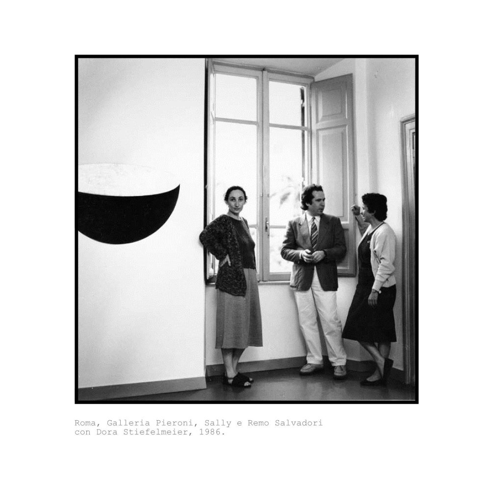 Sally e Remo Salvadori con Dora Stiefelmeier, Galleria Pieroni, Roma, giugno 1986, courtesy archivio Pieroni - Stiefelmeier