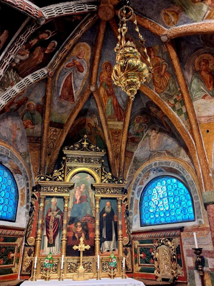 Chiesa della Madonna della Difesa, San Vito di Cadore (BL), sull'altar maggiore trittico attribuito a Francesco Vecellio (fratello di Tiziano)