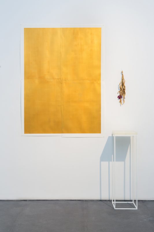 Gian Maria Tosatti, Manifestazione #02, 2017, olio su carta, ferro, onice e fiori, 250 x 200 x 40 cm. Courtesy: Galleria Lia Rumma, Milano / NapoliPh. Danilo Donzelli