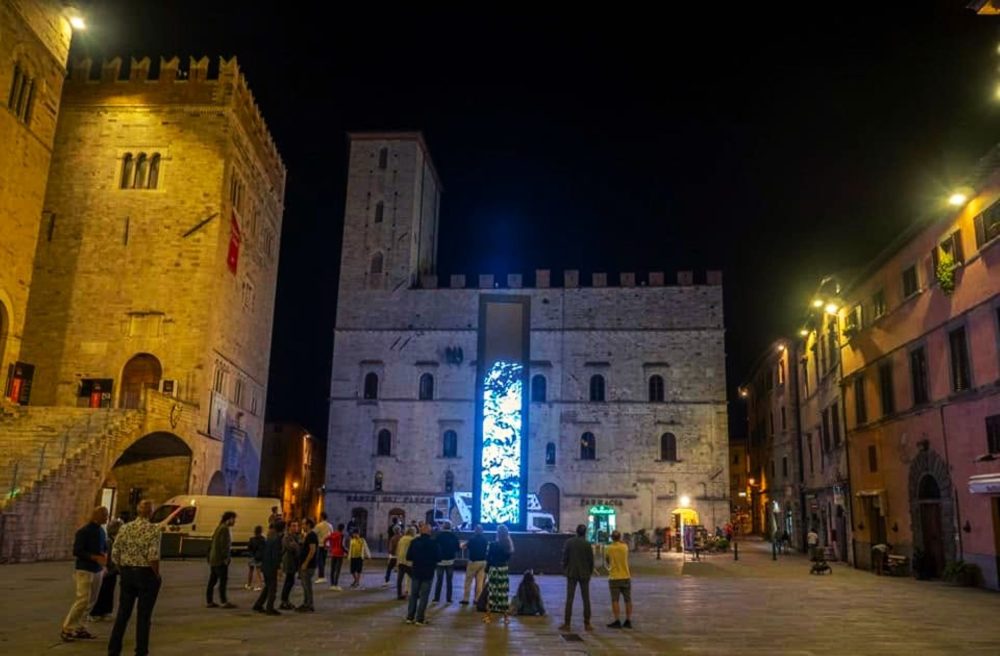 Installazione di Fabrizio Plessi sulla piazza di Todi