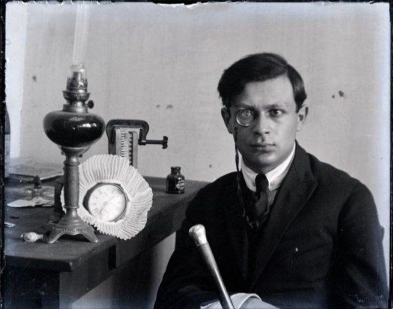 Tristan Tzara , il poeta e teorico che diede al Dadaismo un respiro internazionale