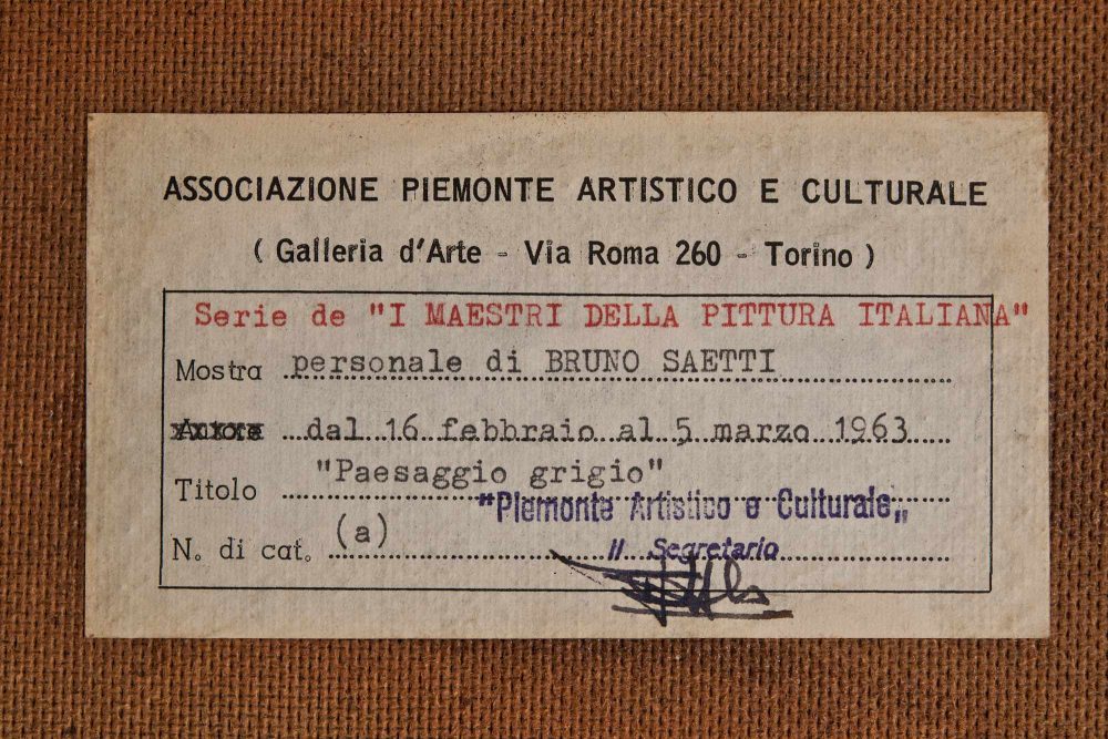 Bruno Saetti, Paesaggio grigio, acquerello su carta, cm 23 ½ x 32, firmato “Saetti”, prima del 1963, sul retro in un’etichetta “Associazione Piemonte Artistico e Culturale (Galleria d’Arte, via Roma 260 Torino), Serie de “I Maestri della Pittura Italiana” Mostra personale di Bruno Saetti dal 16 febbraio al 5 marzo 1963 “Paesaggio grigio”, n. di catalogo (a), Piemonte artistico e culturale. Firma del Segretario. [recto e verso]