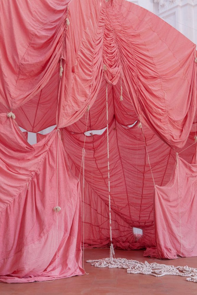 Julia Krahn, Ursprung & Untergang, Fondazione Mattera, Castello schia, 2026, foto Marco Albanelli