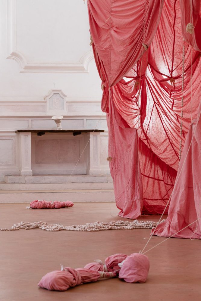 Julia Krahn, Ursprung & Untergang, Fondazione Mattera, Castello schia, 2026, foto Marco Albanelli