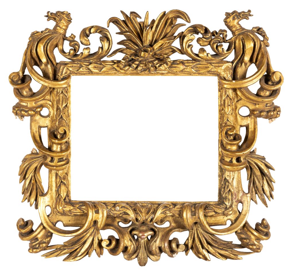 CORNICE IN LEGNO INTAGLIATO E DORATO, FINE DEL XVIII SECOLO Fascia traforata percorsa da tralci naturalistici e volute a ricciolo ai lati superiori animali fantastici; difetti, restauri e rifacimenti nella doratura, poche tracce di tarlo, minori mancanze e sbeccature nei fregi Cm 51X55 Luce, cm 25X29,5 Battuta, cm 26,5X30,5 STIMA: € 800 - 1.000 Wannenes