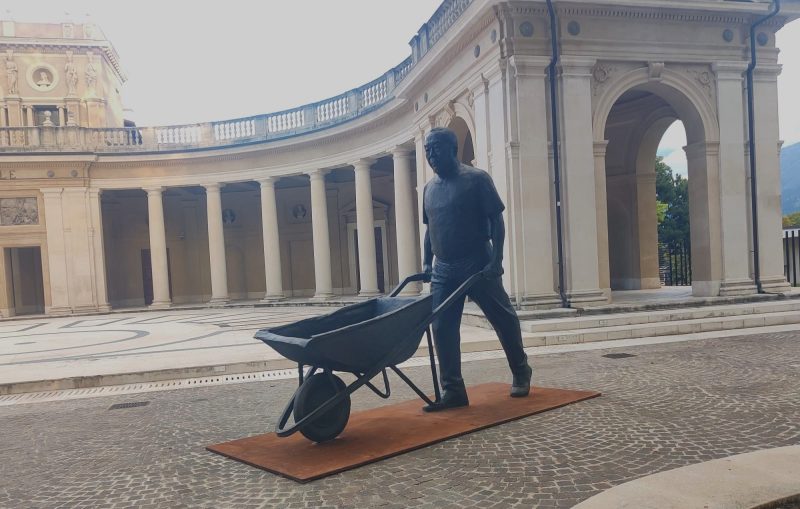 Ai Weiwei, Figure and wheelbarrow for L’Aquila