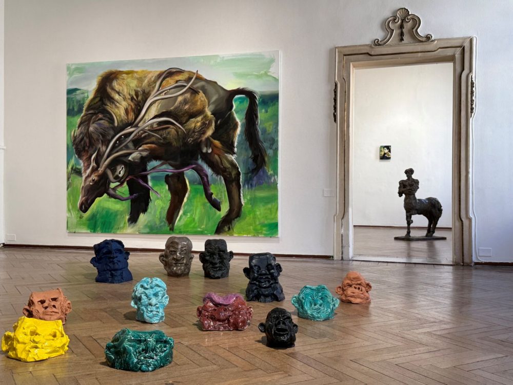 C. Calore, Catoblepa, olio su tela, 2026 – H. Beaufour, sculture in bronzo e ceramica, 2018-2024. Sullo sfondo C. Calore, Dragone, 2025 – H. Beaufour, Le Centaure, 2020