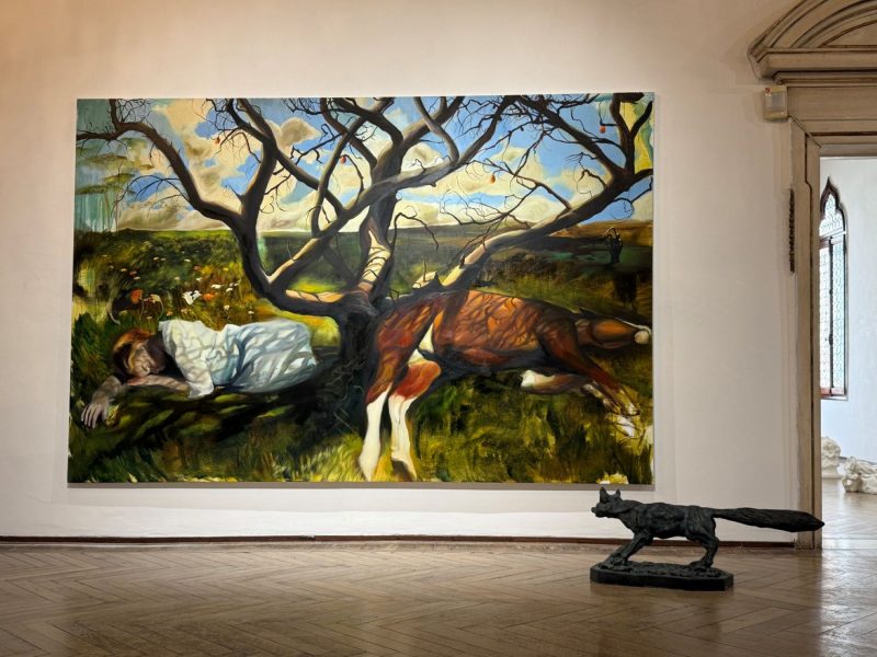 Chiara Calore, Il Ristoro, olio su tela, 2026 – Henri Beaufour, Renard, scultura in bronzo