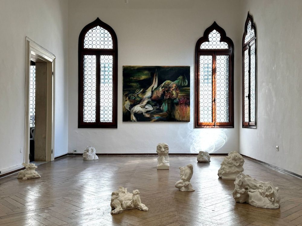 C. Calore, Il Sacrificio, olio su tela, 2026 – H. Beaufour, sculture in marmo, 2016-2021