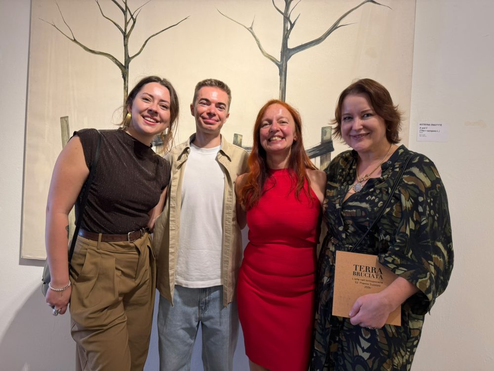 Da sinistra, l’artista Kotryna Onaitytė con Adrian Botan ed Erika Vecchietti (curatori del Premio) e Vilma Mačianskaitė, fondatrice della Contour Art Gallery di Vilnius, Lituania