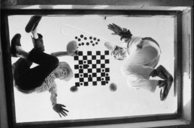 Dalì e Duchamp ripresi dal basso sotto un tavolo trasparente