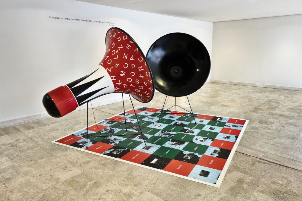 Felice Levini, Non finirà mai, 2008, resina dipinta, tappeto in Pvc stampato, 150x150 cm, tappeto 320x320 cm