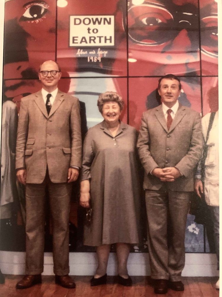 Gilbert&George con Ileana Sonnabend, NYC, 1990 (Courtesy The Sonnabend Foundation)