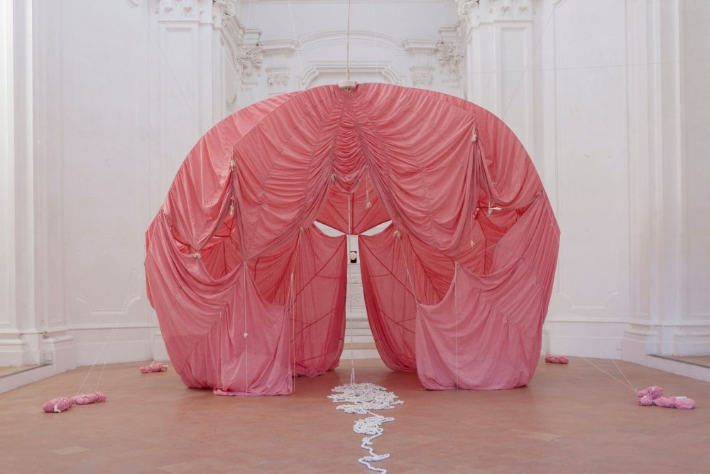 Julia Krahn, Ursprung & Untergang, Fondazione Mattera, Castello schia, 2026, foto Marco Albanelli