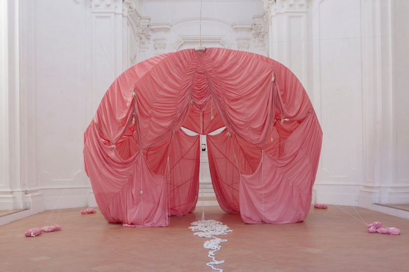 Julia Krahn, Ursprung & Untergang, Fondazione Mattera, Castello schia, 2026, foto Marco Albanelli