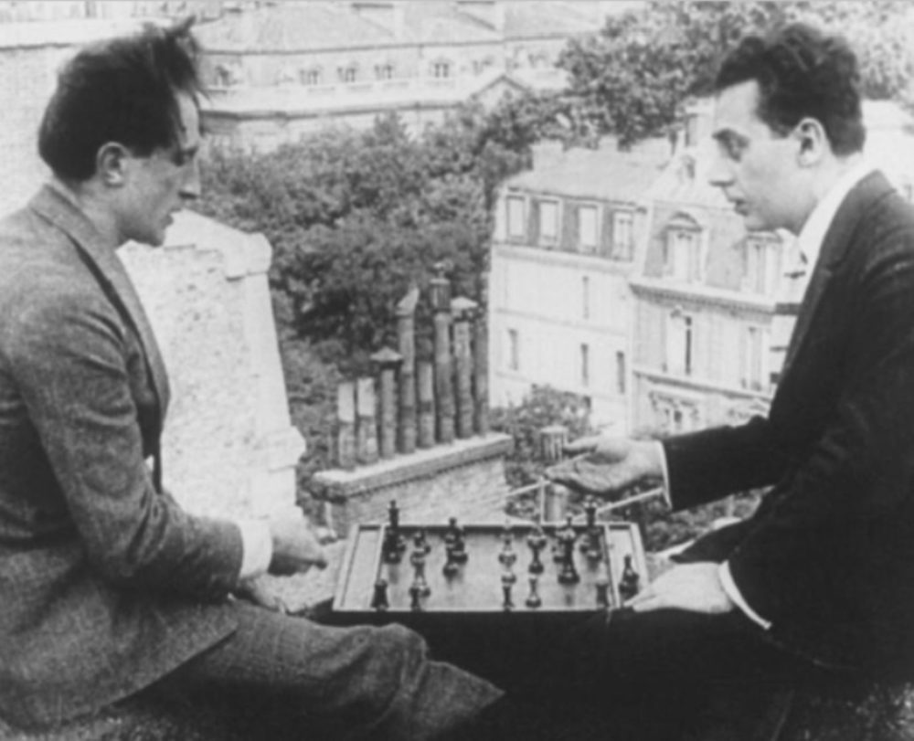 Man Ray gioca a scacchi con Duchamp. Il Philadelphia Museum of Art conserva questa fotografia del 1924