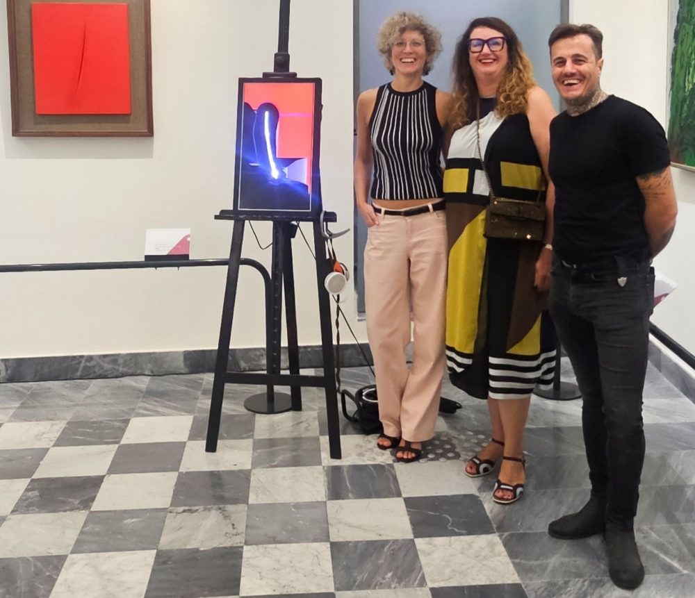 Opening CONNEXXION, Pinacoteca Civica, Savona, da sinistra Valentina Frascarolo, Direttrice Musei Civici di Savona, Livia Savorelli, curatrice del Festival, Matteo Mandelli, artista