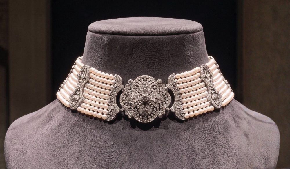 Lotto 92 CARTIER Collier de chien in platino, oro bianco 585/1000, perle di mm 2,90 circa e diamanti di vecchio taglio per complessivi ct. 10,00 circa, diamante principale di ct. 0,60 circa, il centrale è removibile e indossabile come clip, g 144,00 circa, lungh. cm 32,00, largh. cm 5,00 circa. Marchio Maison Cartier, marchi di saggio, marchi d'importazione francesi e numero d'inventario. Stima € 10.000 - 20.000 Courtesy Il Ponte Casa d’Aste
