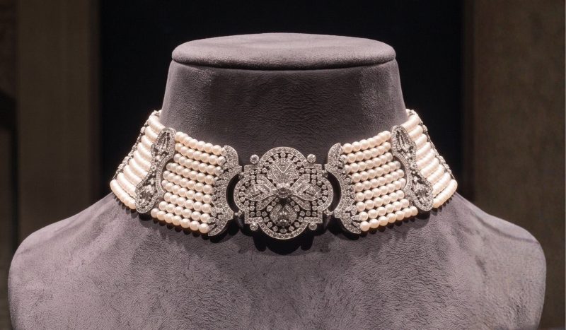 Lotto 92 CARTIER Collier de chien in platino, oro bianco 585/1000, perle di mm 2,90 circa e diamanti di vecchio taglio per complessivi ct. 10,00 circa, diamante principale di ct. 0,60 circa, il centrale è removibile e indossabile come clip, g 144,00 circa, lungh. cm 32,00, largh. cm 5,00 circa. Marchio Maison Cartier, marchi di saggio, marchi d'importazione francesi e numero d'inventario. Stima € 10.000 - 20.000 Courtesy Il Ponte Casa d’Aste