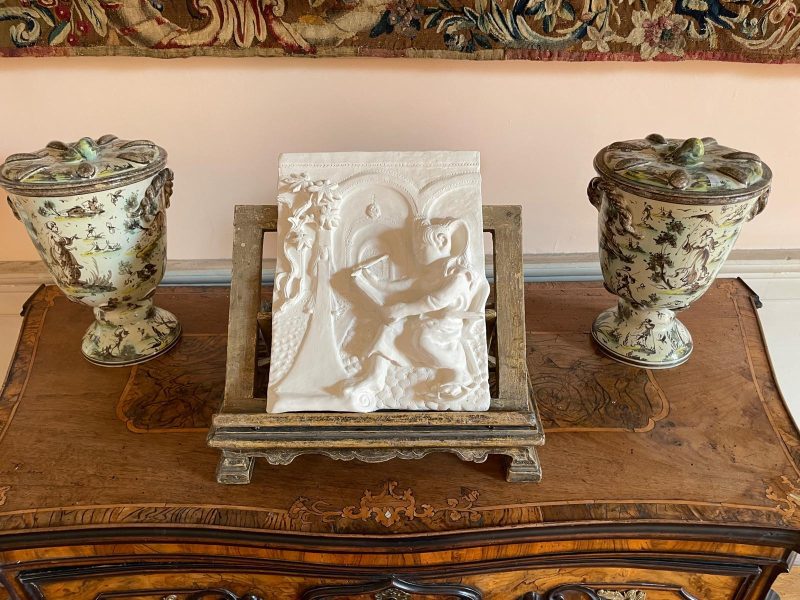 Su Su, Dialogo con Benedetto, Ceramic relief, 32 × 28 cm