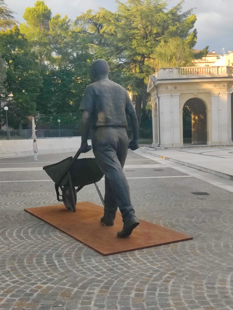 Ai Weiwei, Figure and wheelbarrow for L’Aquila