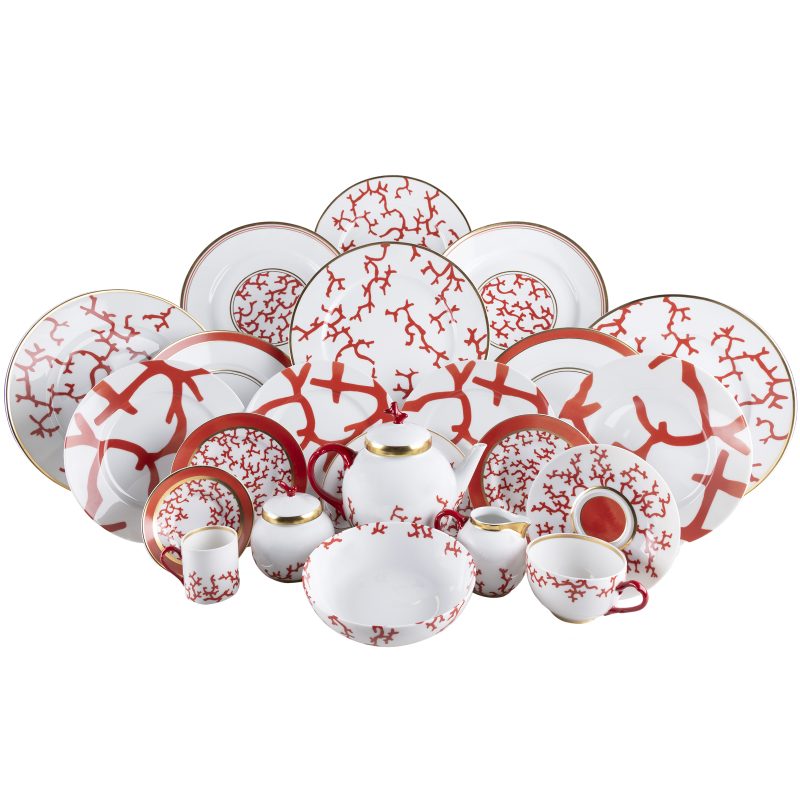 Lotto 70, servizio da tavola di 133 pezzi disegnato da Alberto Pinto per la manifattura francese Raynaud, della collezione “Cristobal Red Coral”. Stima 2.000-4.000 euro. Colasanti Casa d'Aste