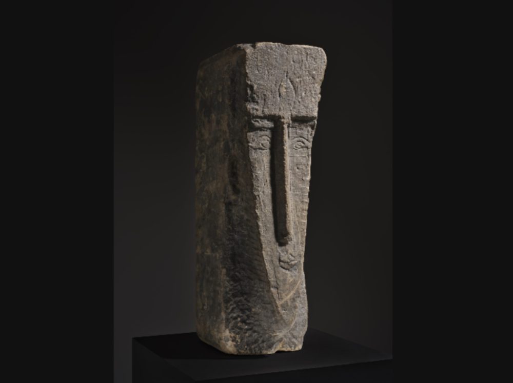 Amedeo Modigliani, Tête, 1911-1912, 29 x 12 x 9 in., stima $28–35 Milioni